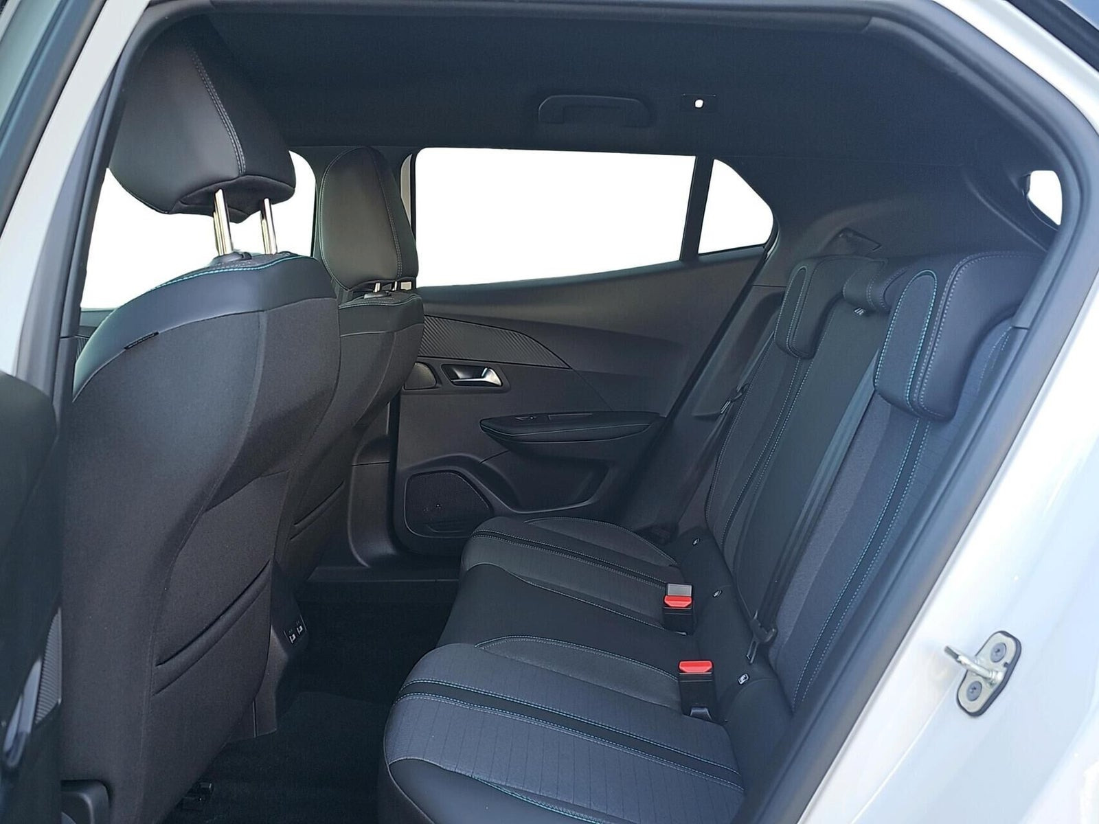 Hvid Peugeot 2008 fra 2023