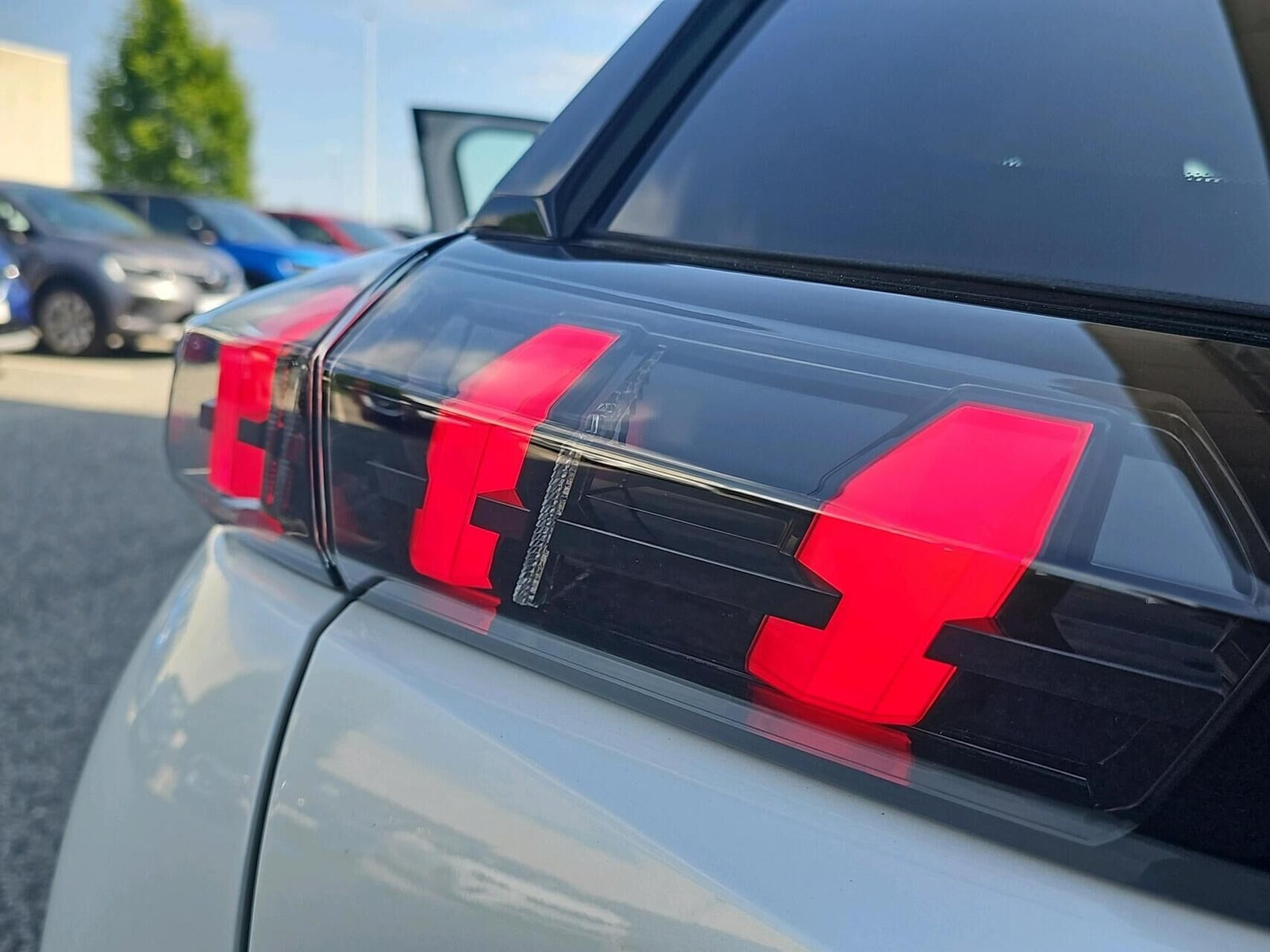 Hvid Peugeot 2008 fra 2023
