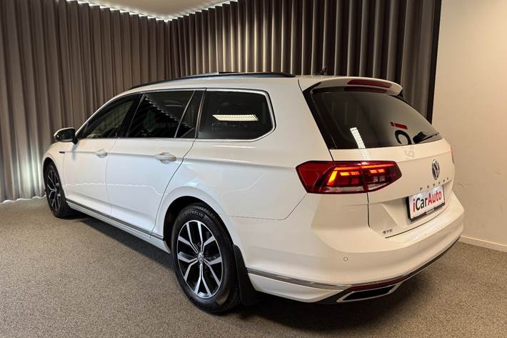 Hvid VW Passat fra 2020