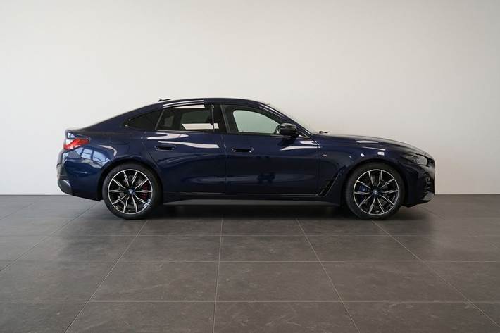 Blå BMW i4 fra 2023