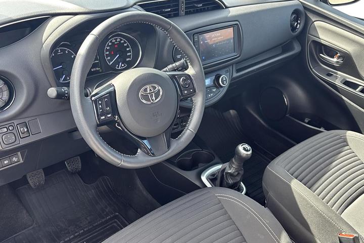 Rød Toyota Yaris fra 2020