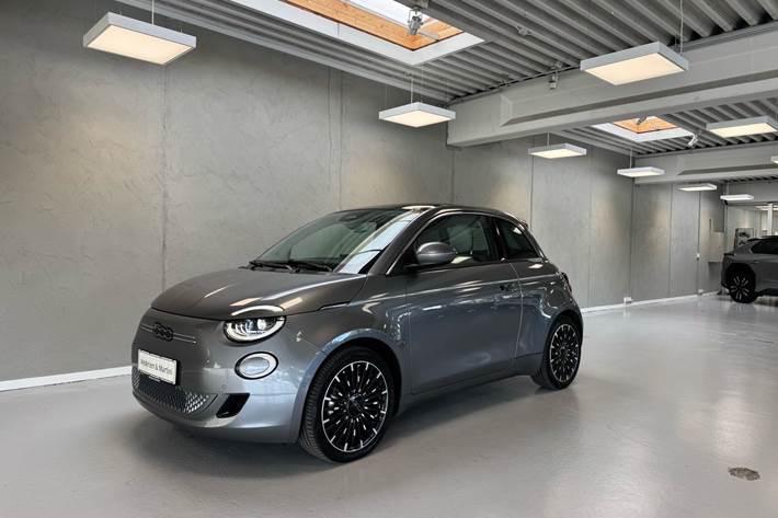 Grå Fiat 500e fra 2023