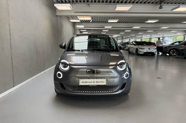 Grå Fiat 500e fra 2023