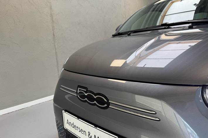 Grå Fiat 500e fra 2023