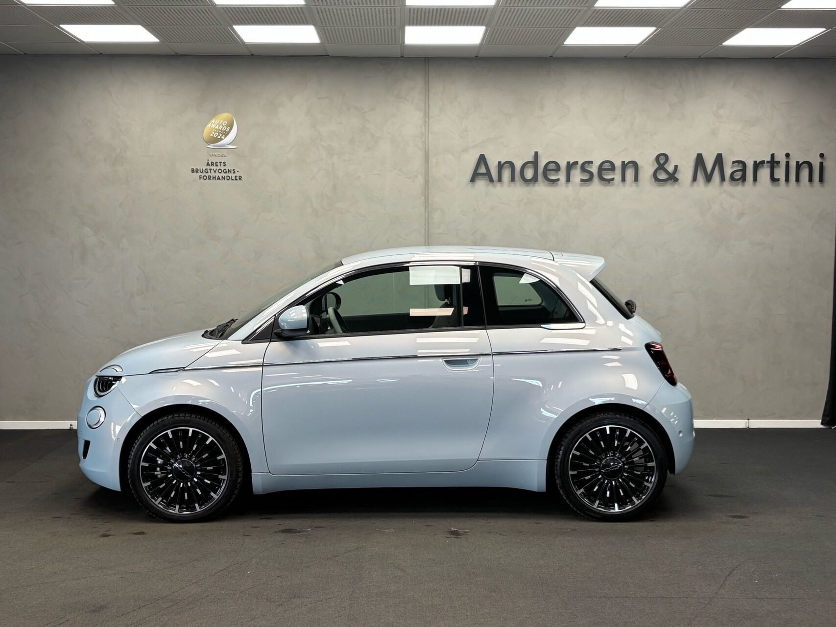 Blå Fiat 500e fra 2023