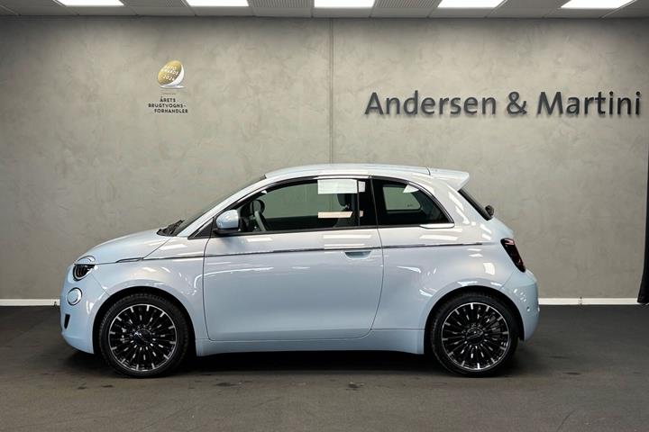 Blå Fiat 500e fra 2023