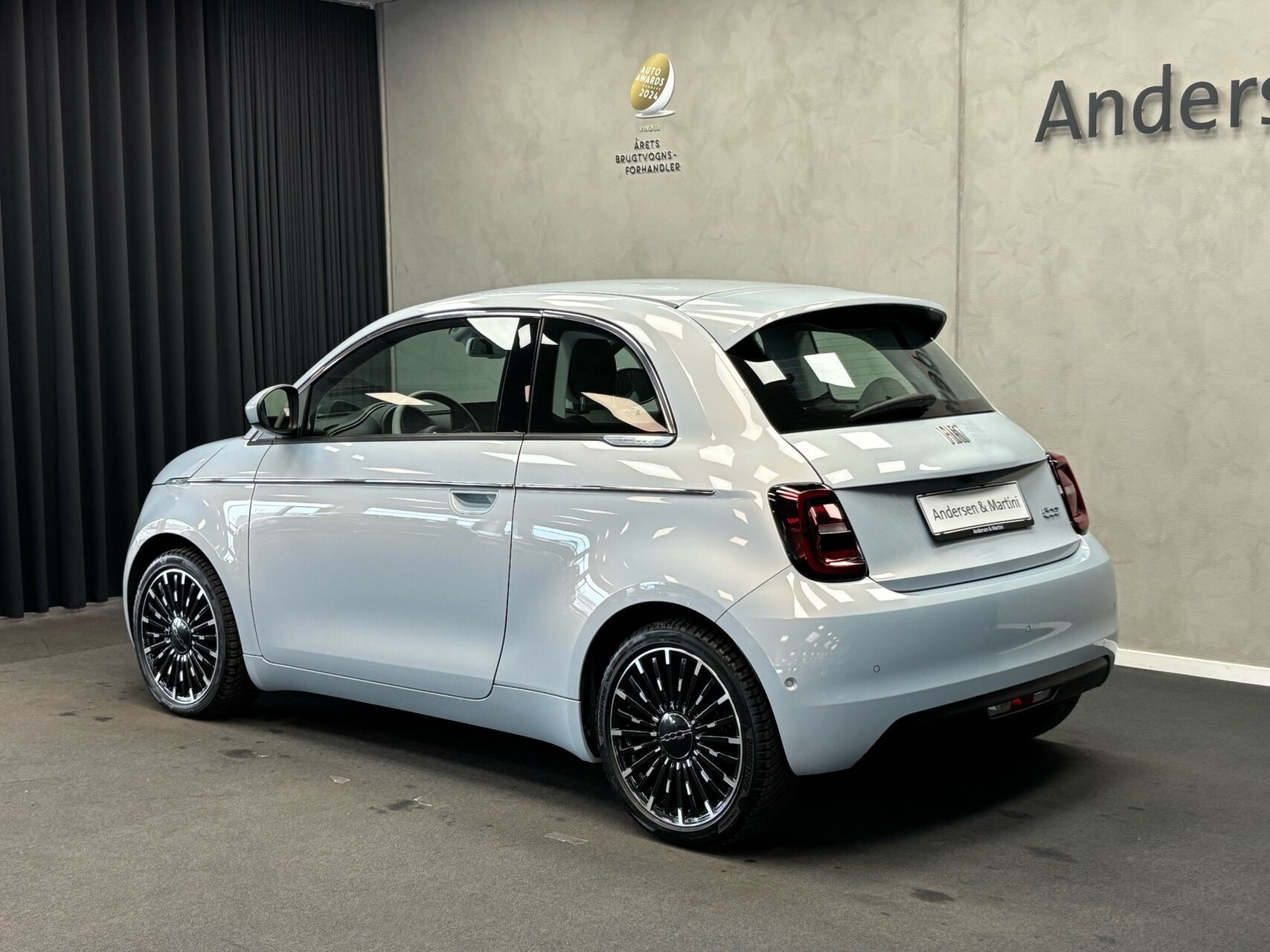 Blå Fiat 500e fra 2023