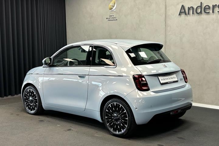 Blå Fiat 500e fra 2023