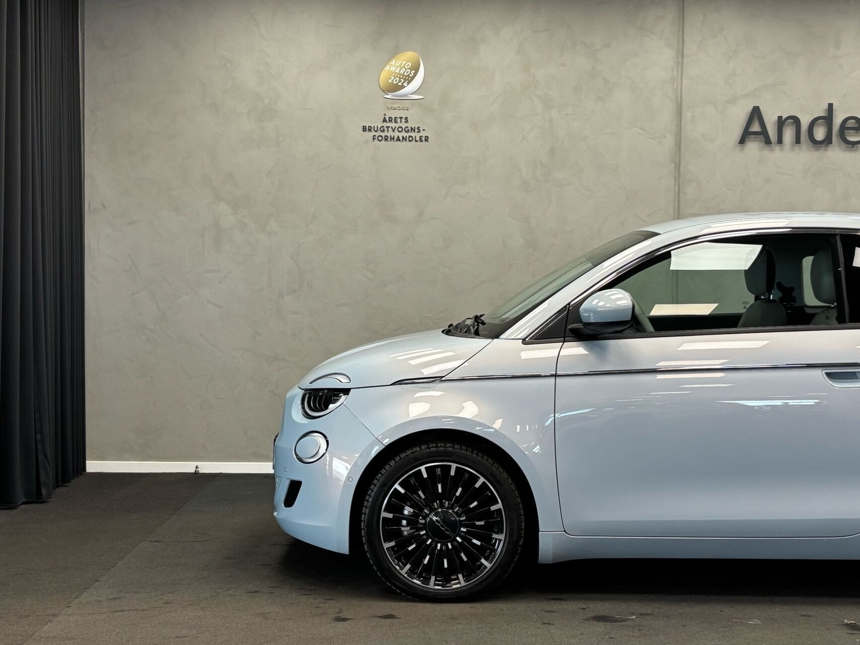 Blå Fiat 500e fra 2023