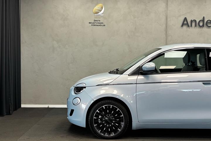 Blå Fiat 500e fra 2023
