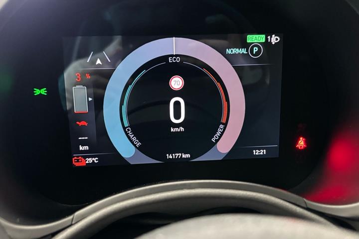 Blå Fiat 500e fra 2023