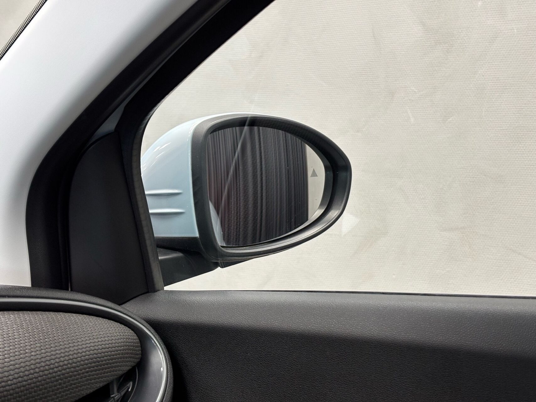Blå Fiat 500e fra 2023