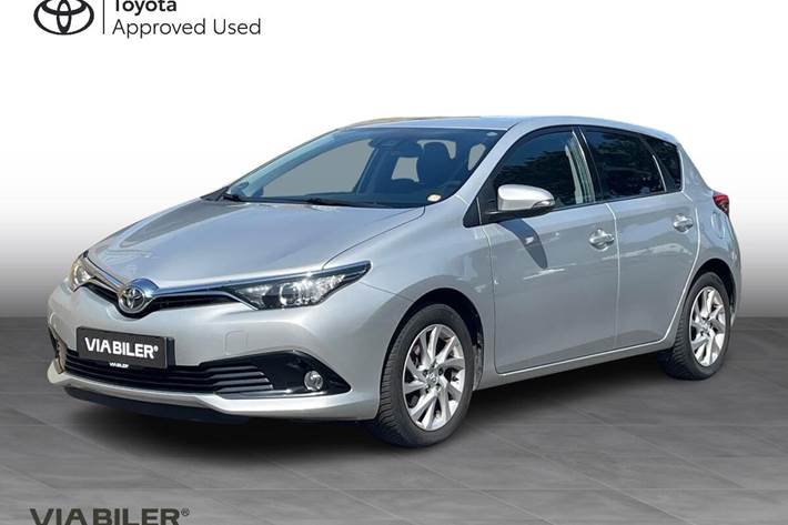 Sølv Toyota Auris fra 2018 set udefra