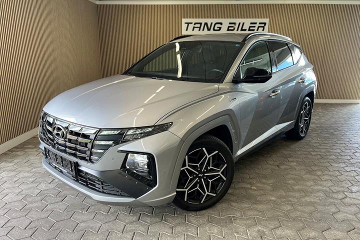 Sølv Hyundai Tucson fra 2021 set udefra