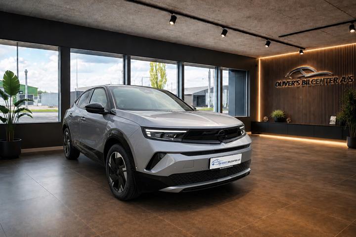 Grå Opel Mokka-e fra 2025 set udefra