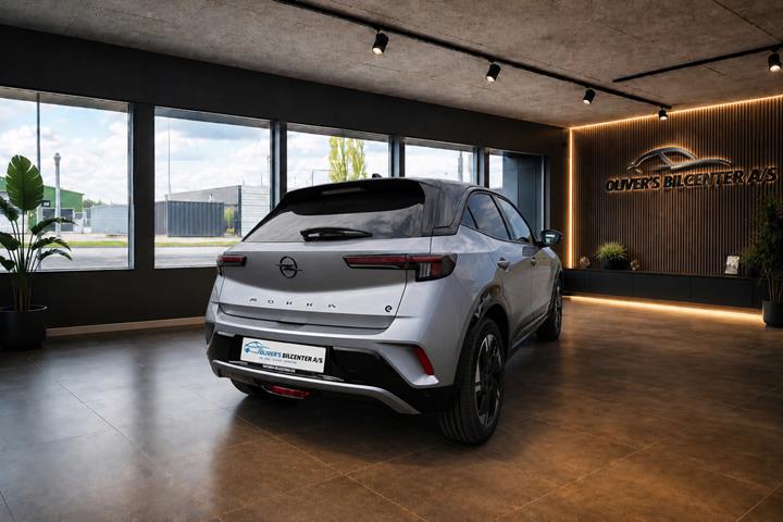Grå Opel Mokka-e fra 2025
