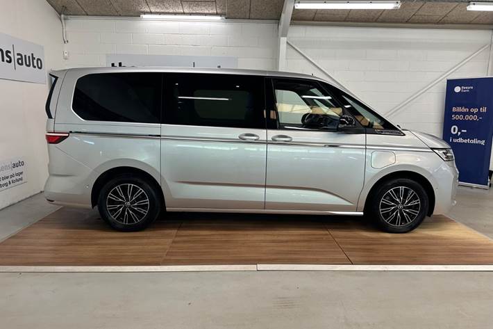Sølv VW Multivan fra 2023
