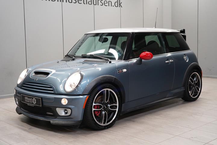 Blå Mini Cooper S fra 2006 set udefra