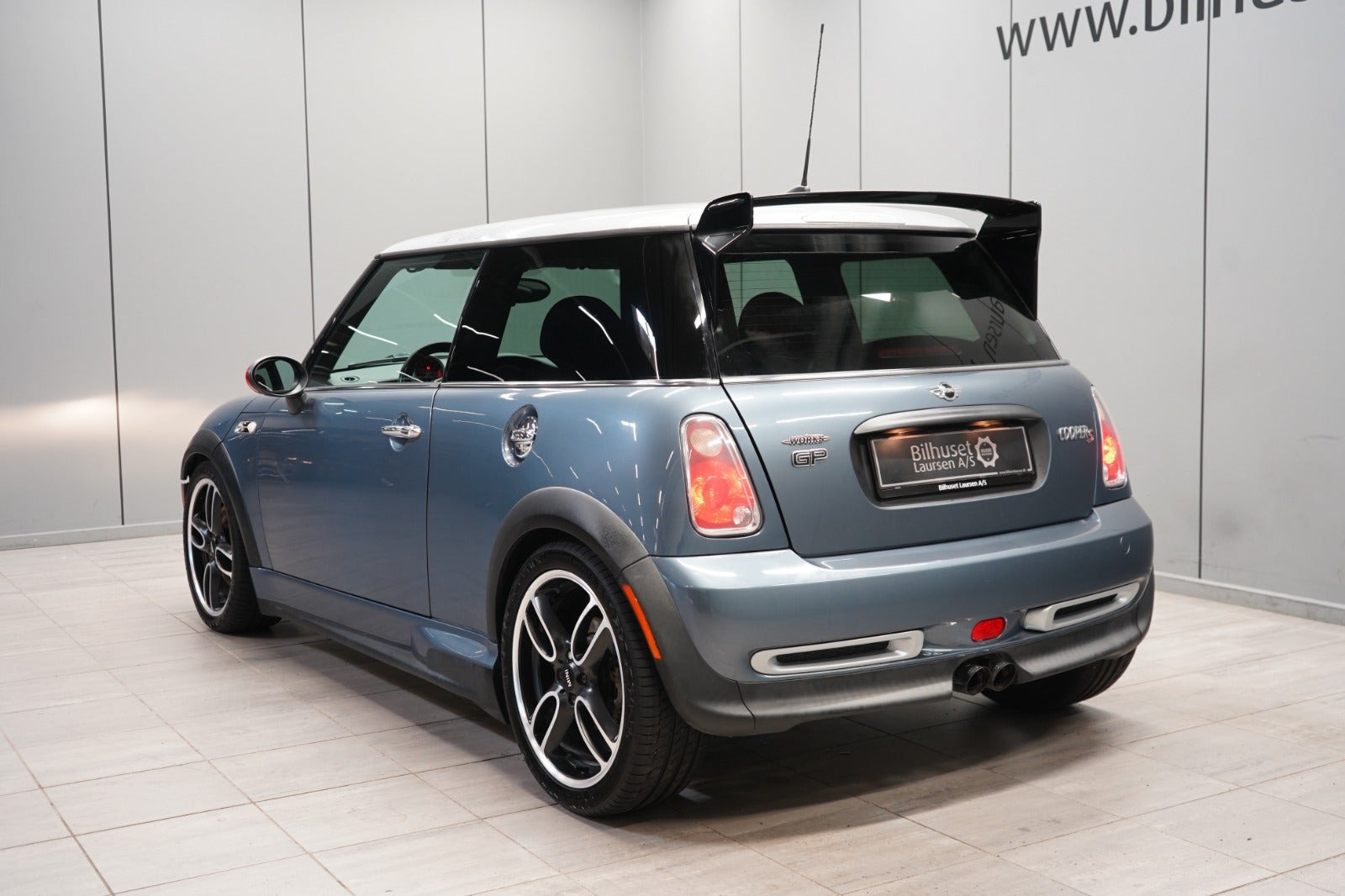 Blå Mini Cooper S fra 2006