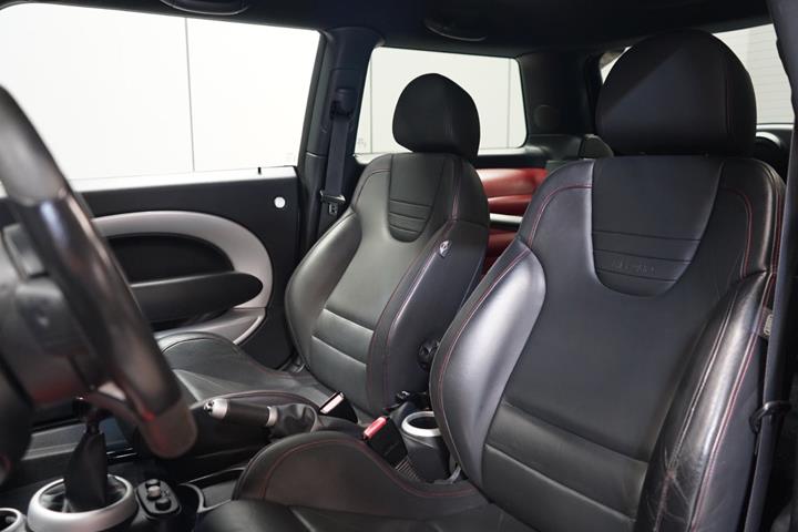 Blå Mini Cooper S fra 2006
