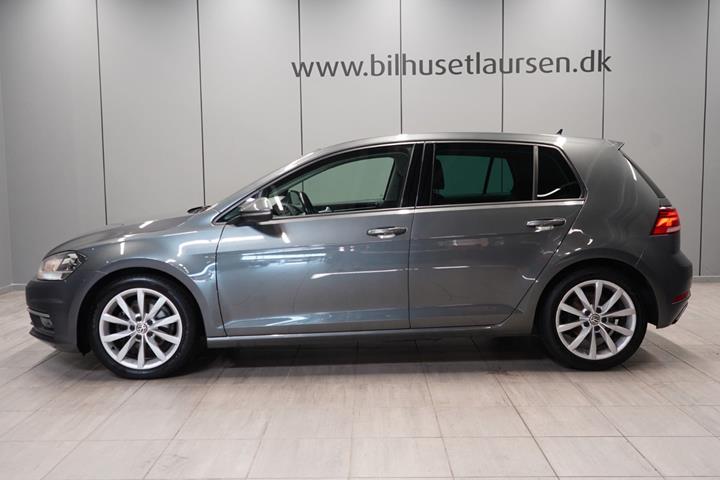 Grå VW Golf VII fra 2019