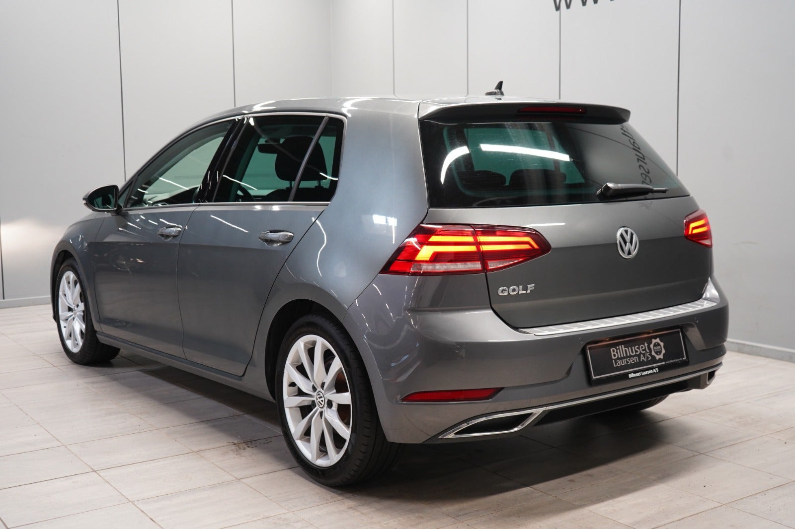 Grå VW Golf VII fra 2019