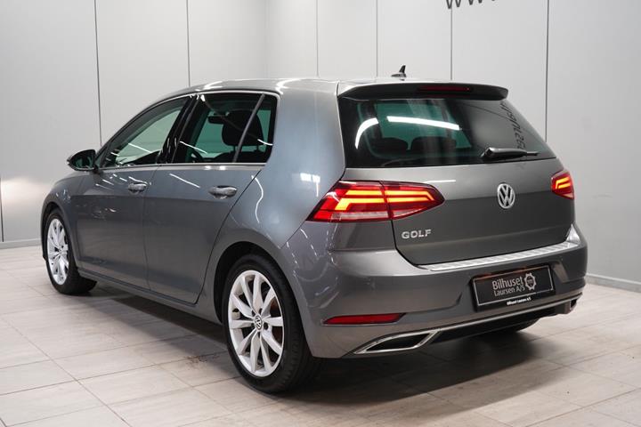 Grå VW Golf VII fra 2019