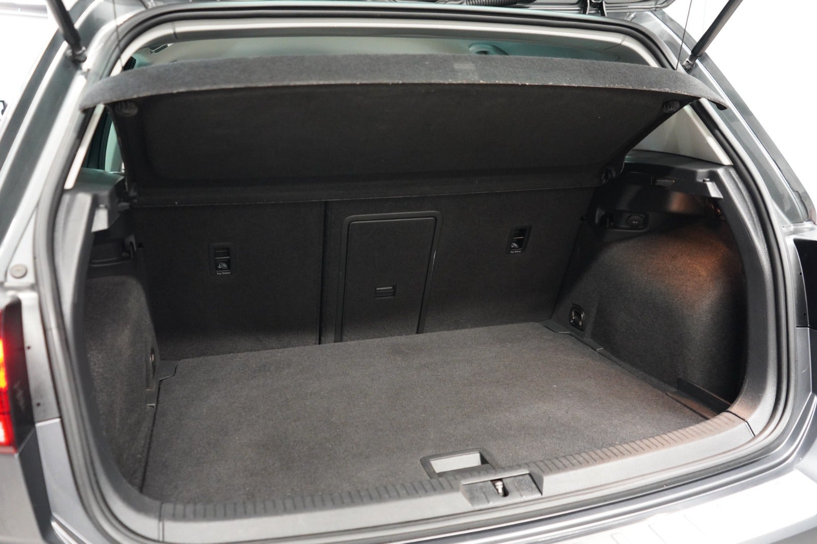 Grå VW Golf VII fra 2019