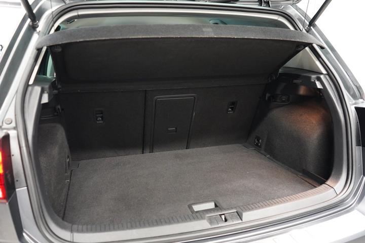 Grå VW Golf VII fra 2019