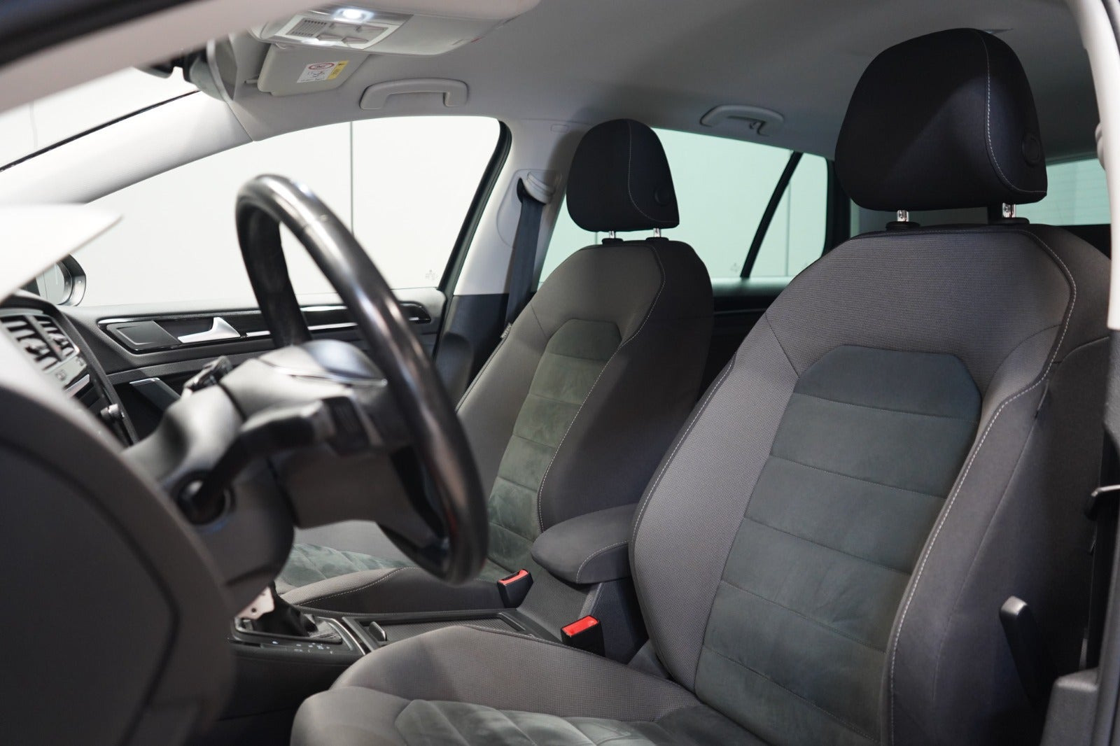 Grå VW Golf VII fra 2019