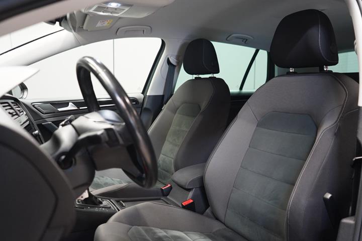 Grå VW Golf VII fra 2019