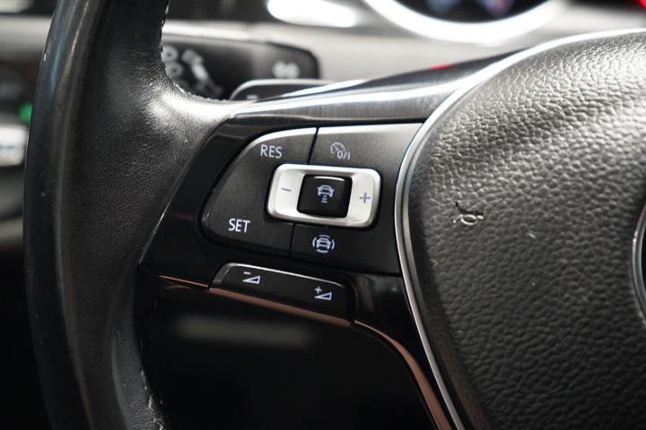 Grå VW Golf VII fra 2019