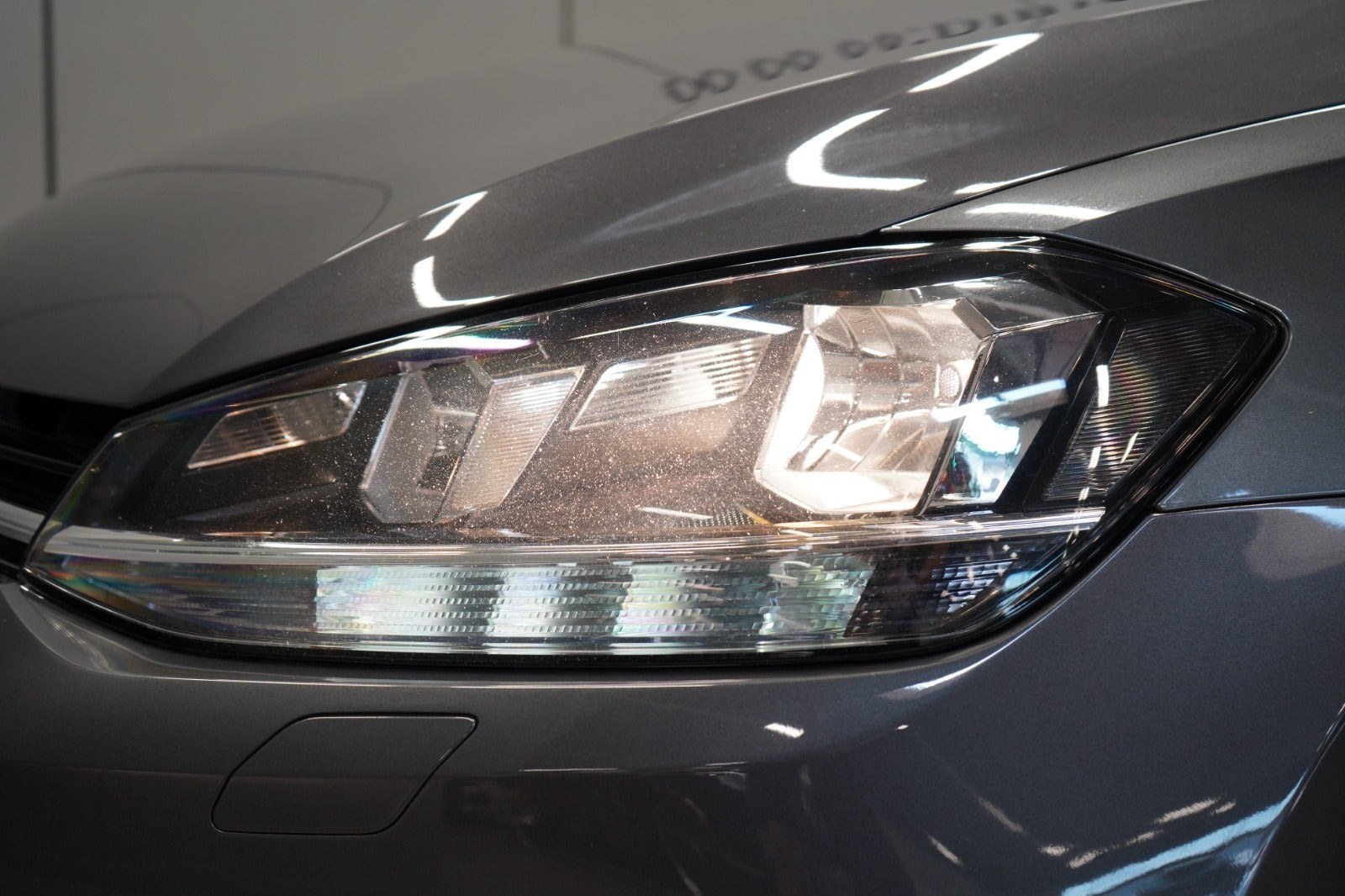 Grå VW Golf VII fra 2019