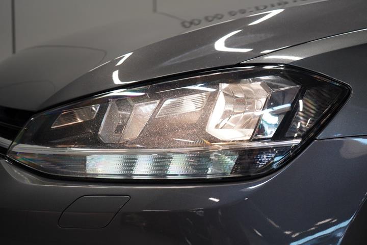 Grå VW Golf VII fra 2019
