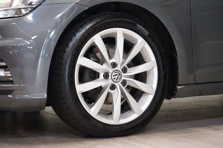Grå VW Golf VII fra 2019