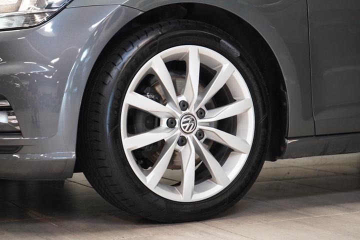Grå VW Golf VII fra 2019