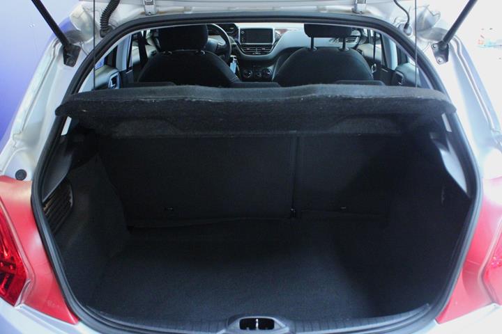 Sølv Peugeot 208 fra 2015