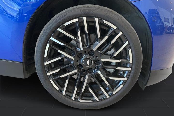 Blå Mini Cooper SE fra 2024