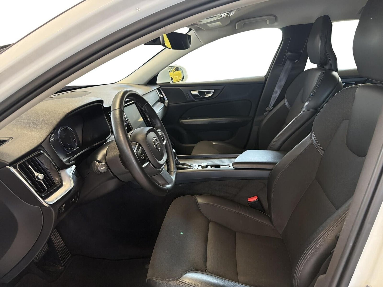 Hvid Volvo V60 fra 2020