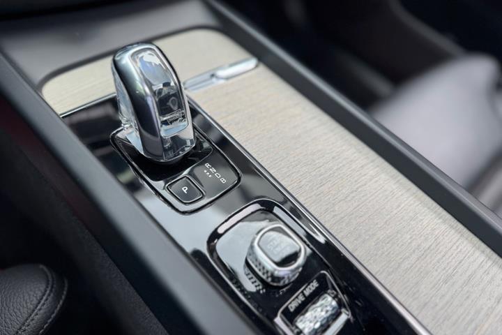 Grå Volvo XC60 fra 2018