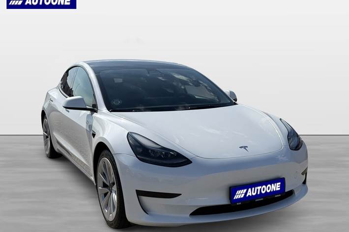 Hvid Tesla Model 3 fra 2022
