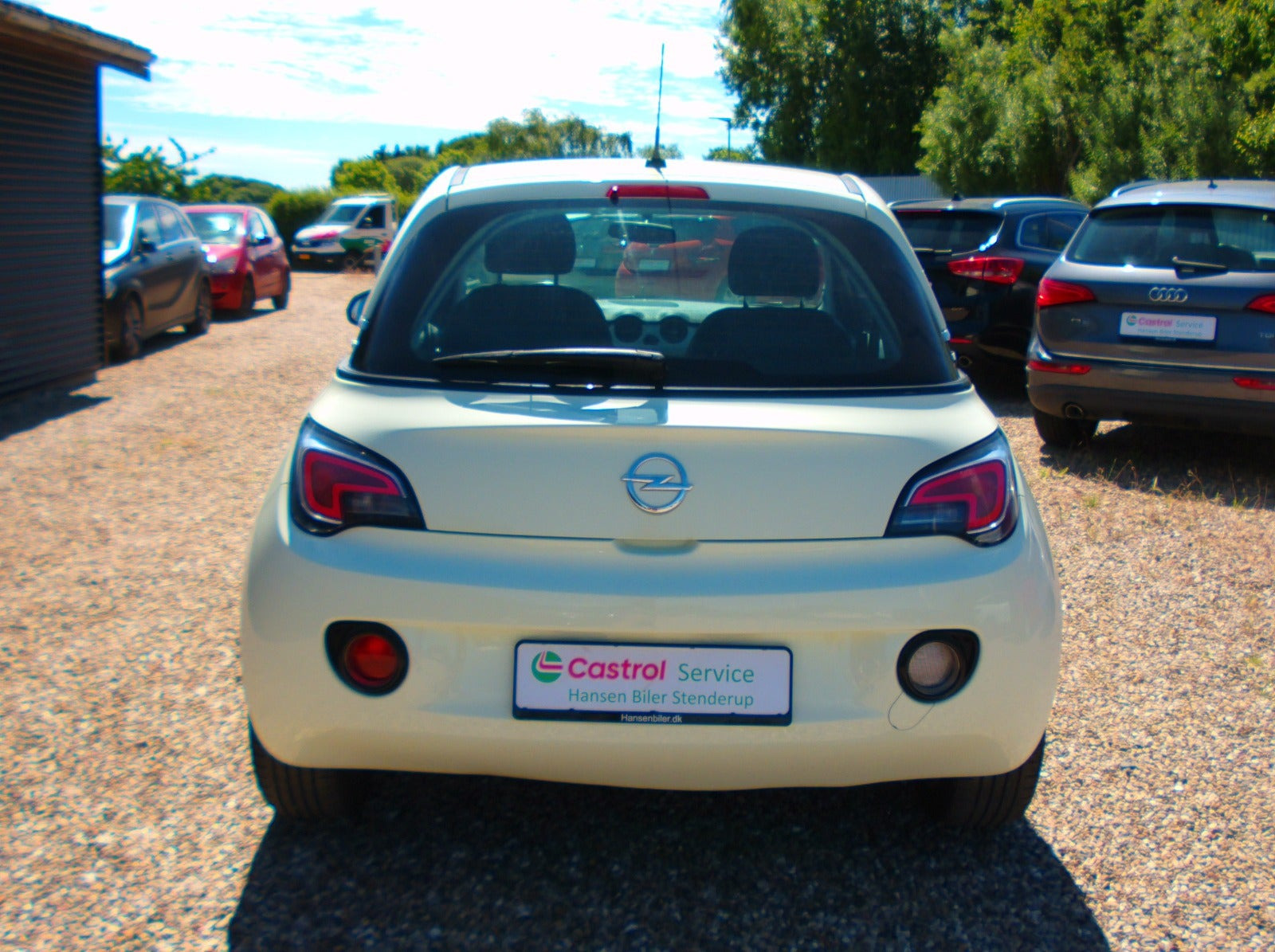 Hvid Opel Adam fra 2013 set udefra