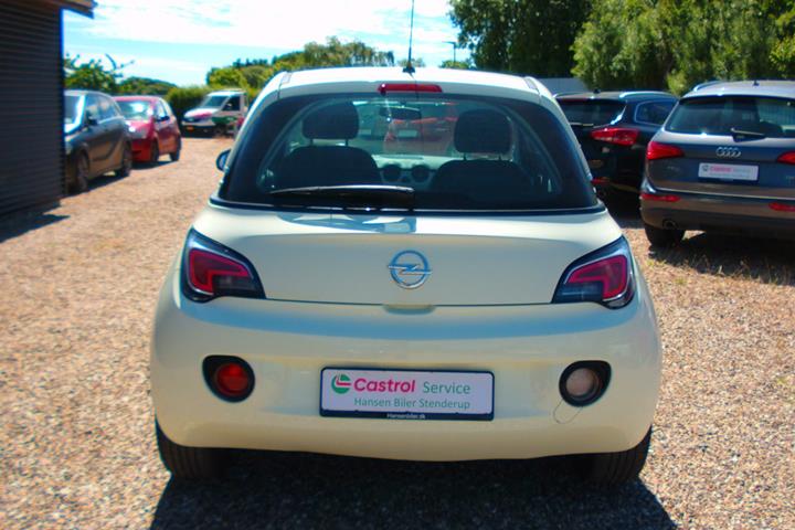 Hvid Opel Adam fra 2013 set udefra