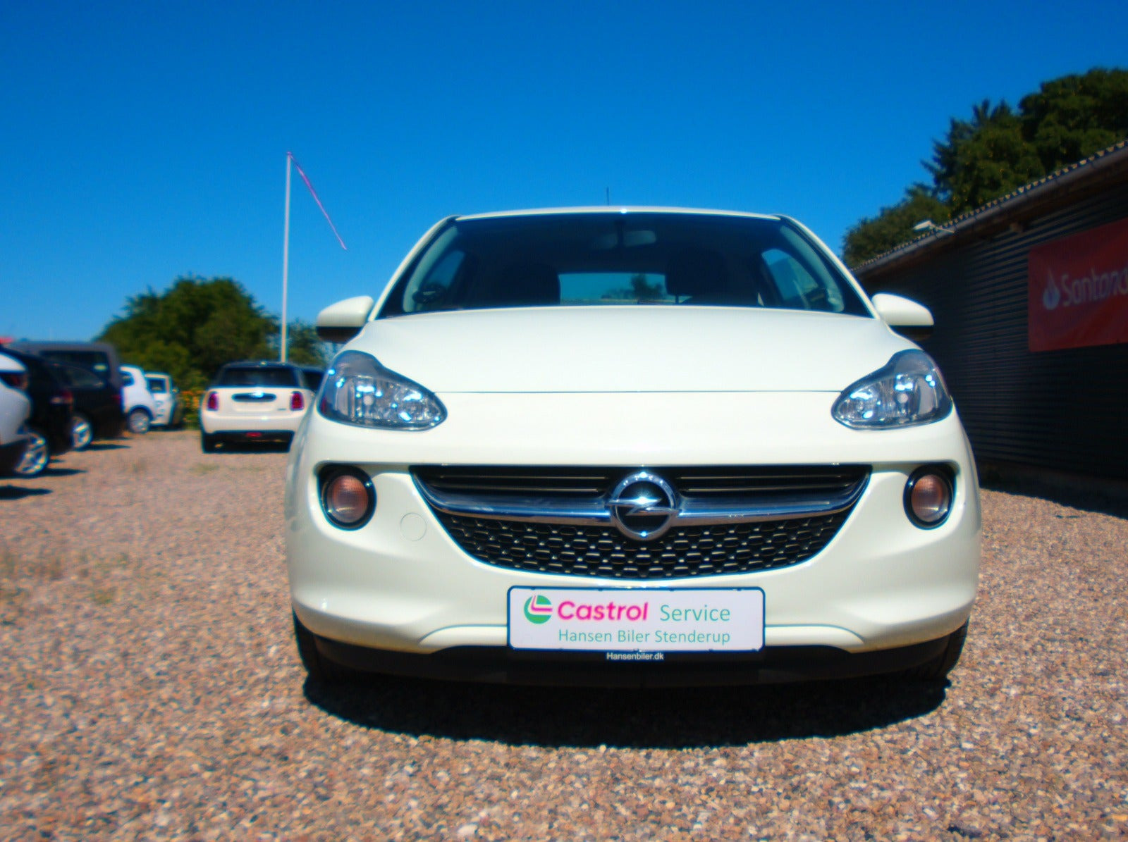 Hvid Opel Adam fra 2013 set udefra