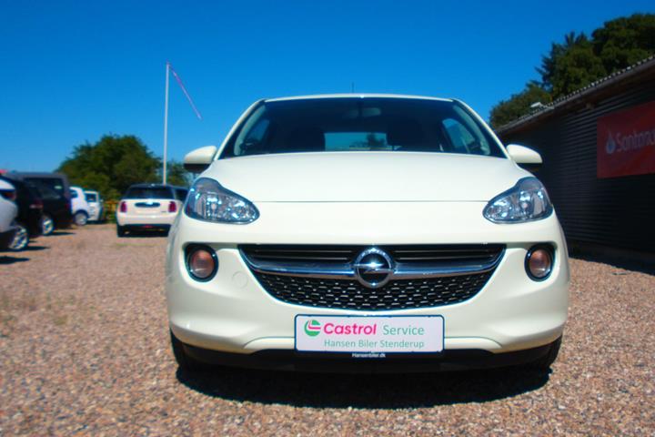Hvid Opel Adam fra 2013 set udefra