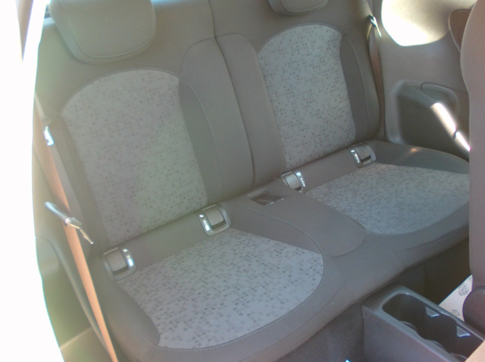 Hvid Opel Adam fra 2013 set indefra