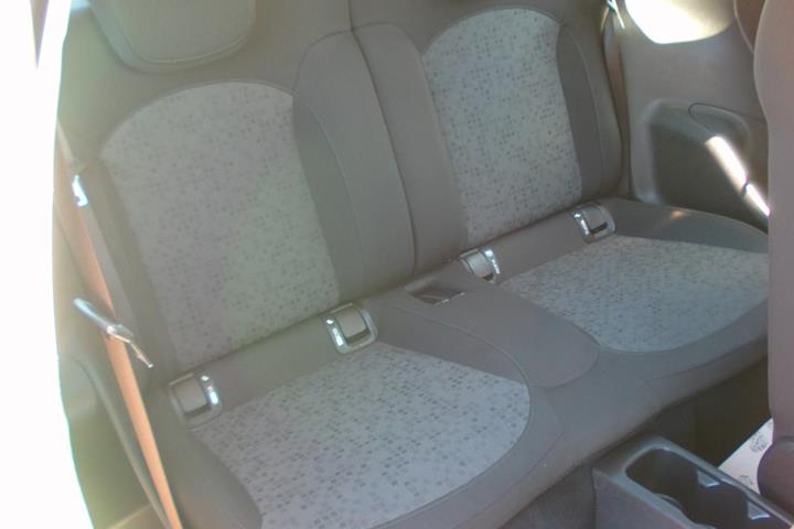 Hvid Opel Adam fra 2013 set indefra