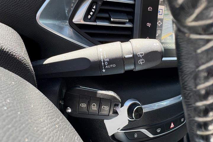 Sort Peugeot 308 fra 2016