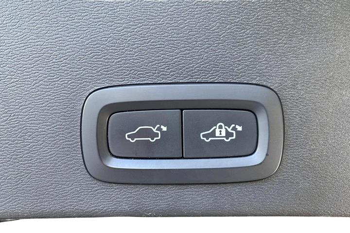 Sort Volvo XC40 fra 2023