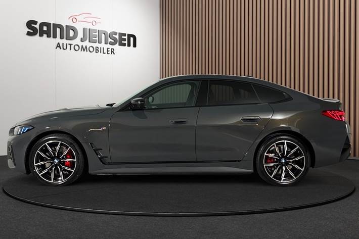 Grå BMW i4 fra 2026